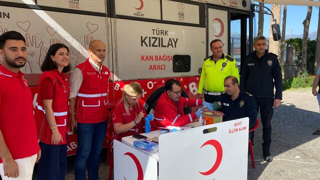 İslahiye'de polislerden Kızılay'a kan bağışı