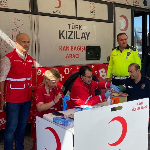 İslahiye'de polislerden Kızılay'a kan bağışı