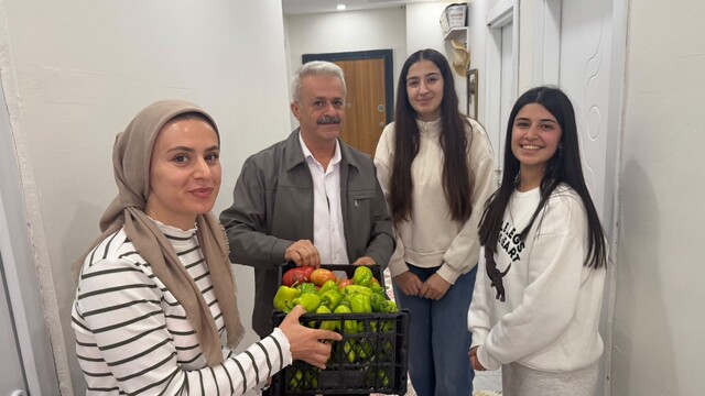 Sason'da kütüphane bahçesinde yetiştirilen sebzeler şehit aileleri ve ihtiyaç sahiplerine ulaştırıldı