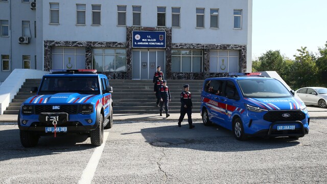 Jandarma astsubaylar, köylerde kadınlara KADES'i anlatıyor