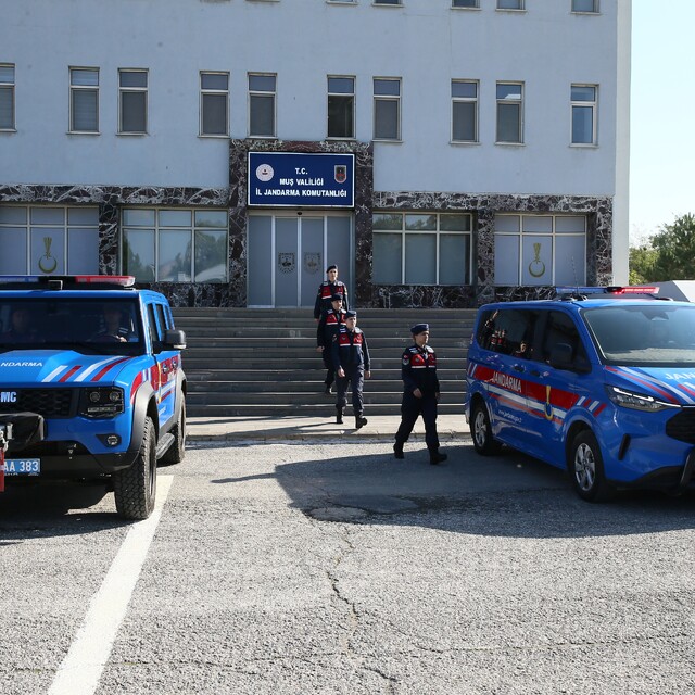 Jandarma astsubaylar, köylerde kadınlara KADES'i anlatıyor