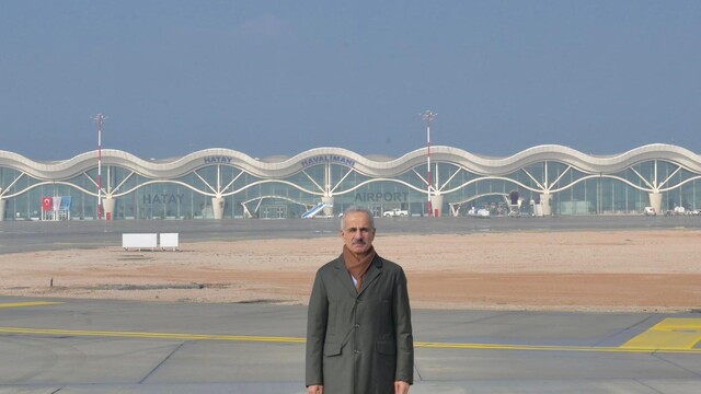 Hatay Havalimanı yenileniyor
Ulaştırma ve Altyapı Bakanı Abdulkadir Uraloğlu:
"Hatay Havalimanı'nda yeni binaların yapımı ve apron genişletilmesini kapsayan projemizi 2026 yılı sonunda tamamlamayı hedefliyoruz"
"43 bin 36 metrekarelik ilave apron alanında genişletme çalışmalarını ve ana nizamiye binasının yapımını tamamladık"
"Yeni itfaiye binasının elektrik ve mekanik tesisatı ile kuvvet santralinin elektrik altyapısında çalışmalarımız devam ediyor"