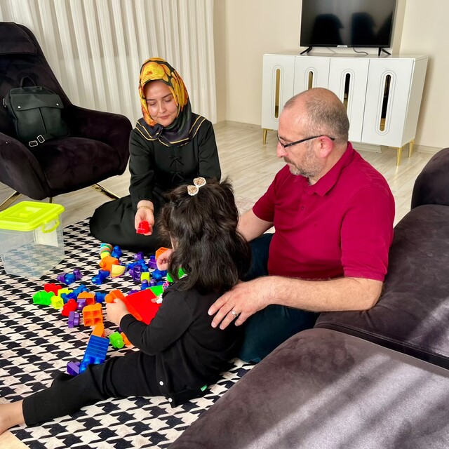 Koruyucu aile, otizmli kız çocuğunun hayatına sevgileriyle dokunuyor
