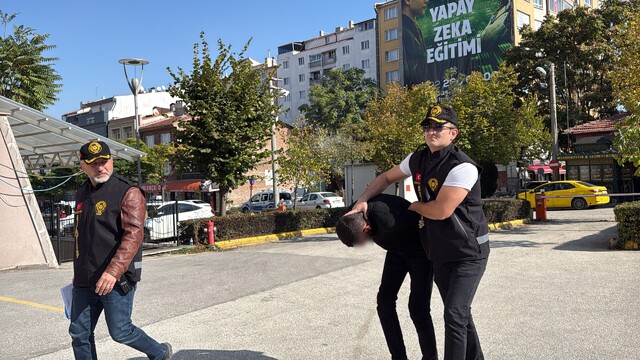 Eskişehir'de zorla tespih satıp para alan şüpheli Ankara'da yakalanarak adliyeye sevk edildi