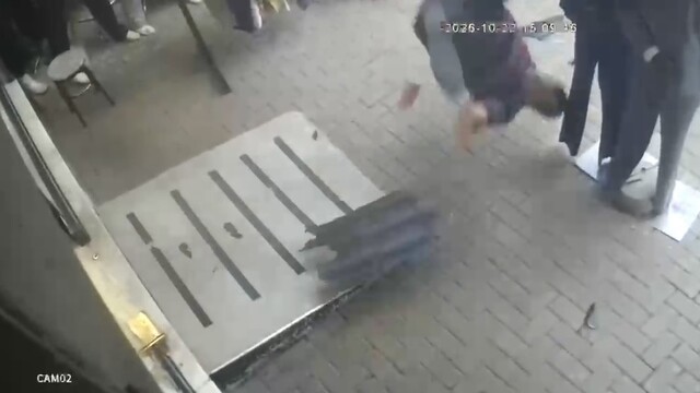 Kediyi kurtarmak isteyen eğitimci yere böyle çakıldı
Korkuluklar kopunca yere düştü, hastanede hayatını kaybetti