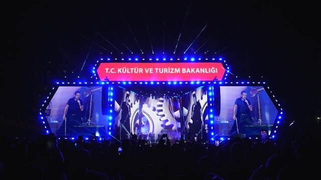 Kıraç, Mardin'de Kültür Yolu Festivali'nde konser verdi