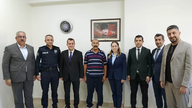 Ağın Kaymakamı Yılmaz'dan teknoloji sınıfı yaptıran iş insanına plaket