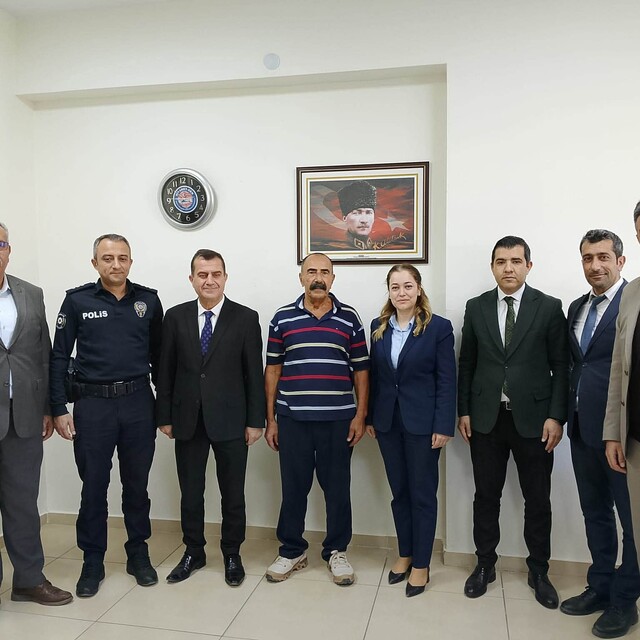 Ağın Kaymakamı Yılmaz'dan teknoloji sınıfı yaptıran iş insanına plaket