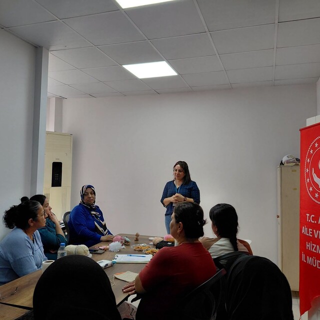 Adana'da ailelere bilinçli medya kullanımı eğitimi verildi