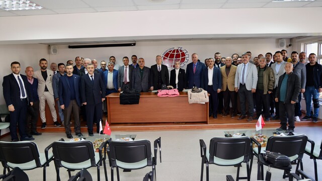 Niğde'de ihtiyaç sahibi öğrencilere bot ve mont desteği