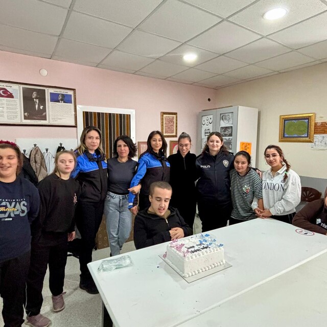 Amasya'da polisten özel öğrencilere doğum günü sürprizi