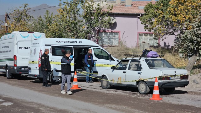Hastaneye gidemeden vefat etti
Kayseri'de hastaneye giderken araç içerisinde vefat eden yaşlı kadın morga kaldırıldı