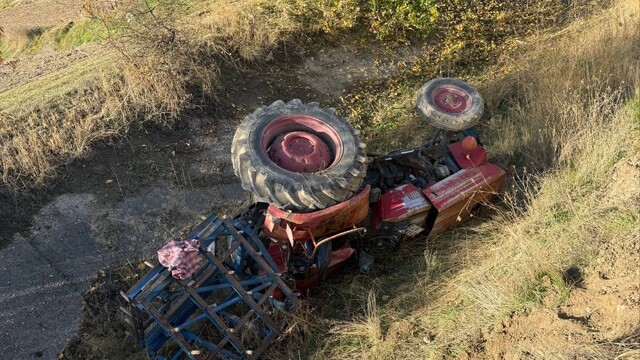 Afyonkarahisar'da devrilen traktörün sürücüsü öldü