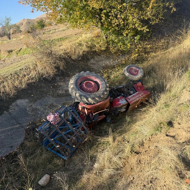 Afyonkarahisar'da devrilen traktörün sürücüsü öldü