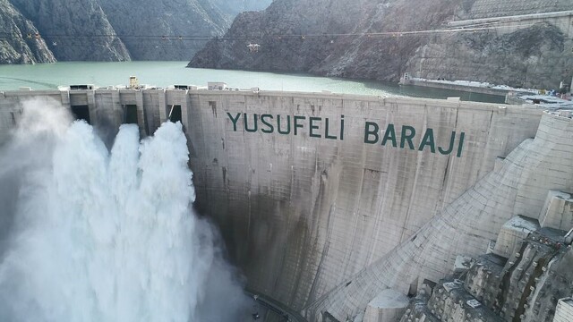 Kurak yılda rekor üreten Yusufeli, dört barajın da verimini artırdı
Yusufeli Barajı'ndan çifte katkı: Hem rekor üretim hem dört baraja destek