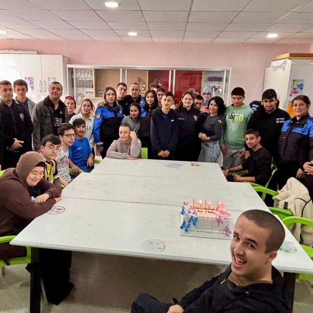Amasya'da polisten özel gereksinimli öğrencilere doğum günü sürprizi