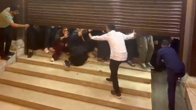 Tekirdağ'da indirim izdihamı kamerada: Yüzlerce kişi aynı anda akın etti
İndirim haberi mağaza girişinde izdihama neden oldu
Kapılar açıldı, kalabalık mağazaya akın etti
