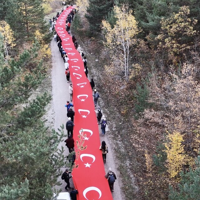 Gümüşhane'de 100 metrelik Türk bayrağıyla Cumhuriyet yürüyüşü düzenlendi
