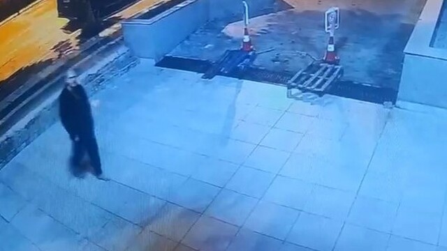 Son kez otomobili park edip ayakkabısız halde yürürken görüntülendi, 4 gündür haber alınamıyor
Alanya'da 4 gündür kayıp olan oğlunu annesi gözyaşlarıyla bekliyor
Alanya Balıkçı Hali yakınlarına park ettikten sonra ayakkabısız şekilde yürüyerek uzaklaştığı anlar güvenlik kamerasında
Kayıp oğluna seslenen anne: "Seni başka memleketlerden buldum, oturduğumuz yerde neden bulamıyorum"