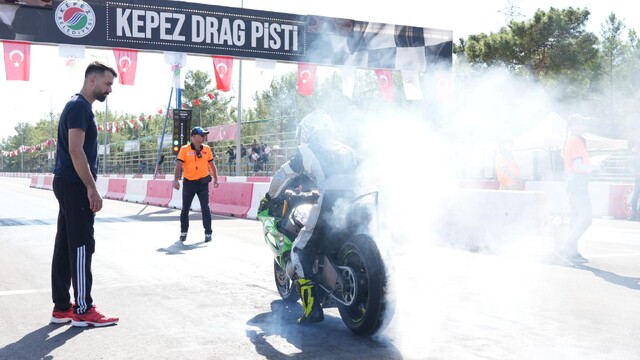 Kepez MotoDrag Şampiyonası'nda motorlar ısındı, final yarın