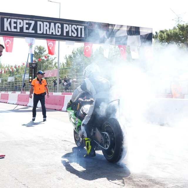 Kepez MotoDrag Şampiyonası'nda motorlar ısındı, final yarın