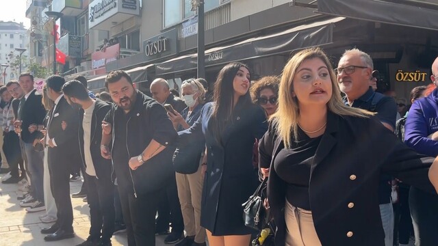 Gazetecilerin eyleminde gazetecilere Yeni Partililerden engel
Yetkisiz canlı kalkanlar, gazetecilere basın kartı sordu
'Basın özgürlüğü' eylemine gelen Yeni Partili: "İçeri kimseyi almayın, sadece Gençlik Kolları"