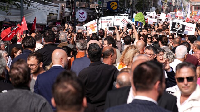 Yeni Parti Genel Başkanı Özel, "sansüre hayır habere özgürlük" yürüyüşüne katıldı