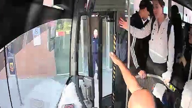 Niğde'de halk otobüsü şoförü rahatsızlanan öğrenciyi hastaneye yetiştirdi
