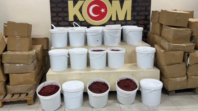 İzmir'de 1,7 ton nargile melası ele geçirildi