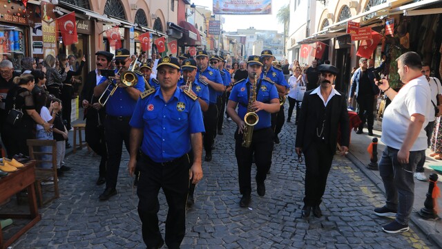 Turistler, tarihi caddede gönüllerince eğlendi
Adana'da "Büyük Saat Bizim, Gelecek Hepimizin" etkinliği düzenlendi