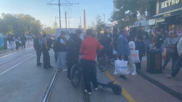 Eskişehir'de scooter ile araç çarpıştı: Çevredeki vatandaşlar yardıma koştu