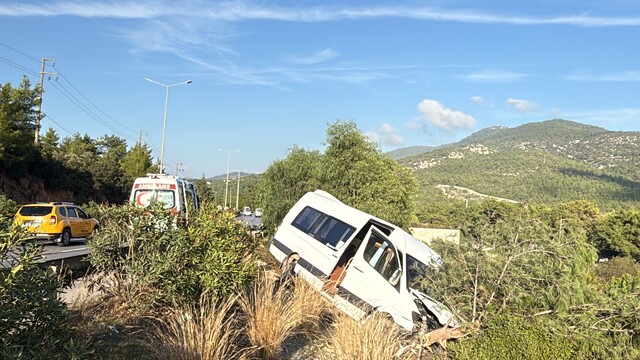 Bodrum'da otomobille minibüsün çarpıştığı kazada 2 kişi yaralandı