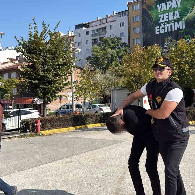 Eskişehir'de öğrenciye zorla tespih satan şüpheliye ev hapsi