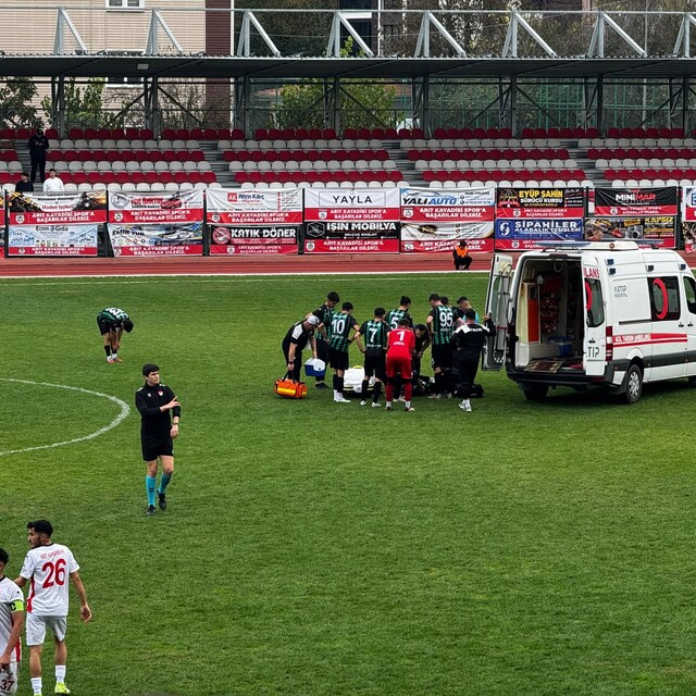 Bartın'da maç sırasında rahatsızlanan futbolcu hastaneye kaldırıldı