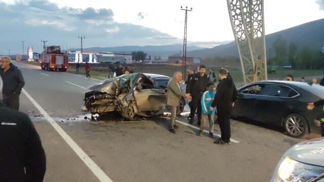 Bingöl'de refüje çarpan otomobildeki 3 kişi yaralandı