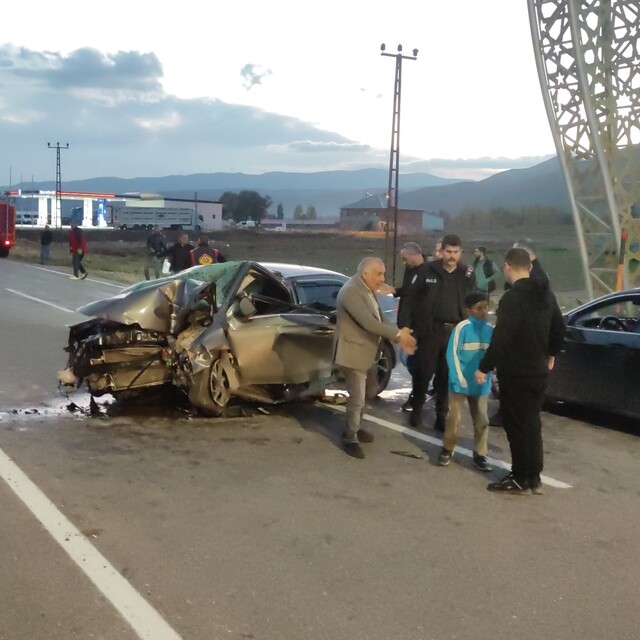 Bingöl'de refüje çarpan otomobildeki 3 kişi yaralandı