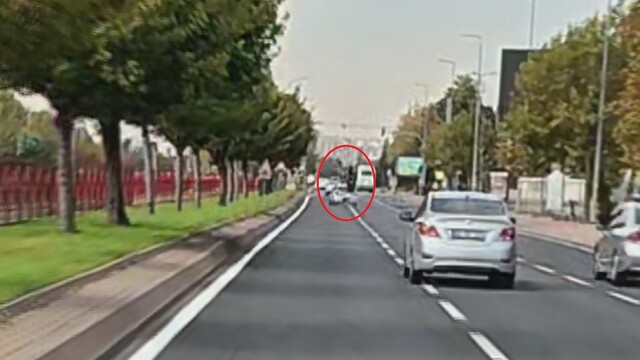 Otomobille çarpışan motosiklet sürücüsü havaya savruldu: 1 yaralı