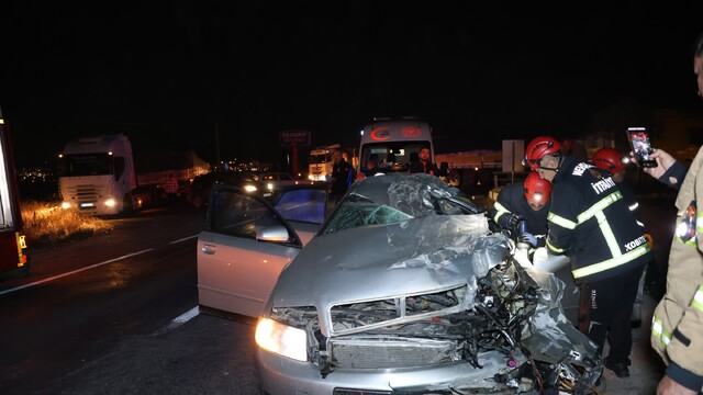 Nevşehir'de feci kaza: Otomobil tıra çarptı, 2 kişi hayatını kaybetti