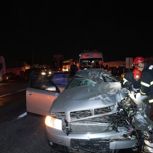 Nevşehir'de feci kaza: Otomobil tıra çarptı, 2 kişi hayatını kaybetti