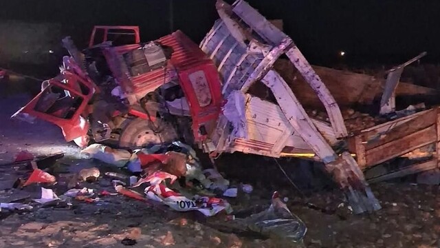 Konya'da devrilen kamyonun sürücüsü yaşamını yitirdi