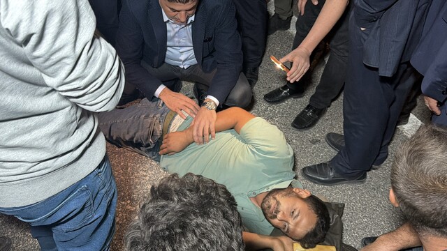 Yaralıya ilk müdahaleyi vali ve milletvekili yaptı
Vali ve milletvekili yaralının başından bir an olsun ayrılmadı