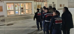 Kuşadası’nda durdurulan minibüsten 20 düzensiz göçmen çıktı Gözaltına alınan 5 organizatör tutuklandı