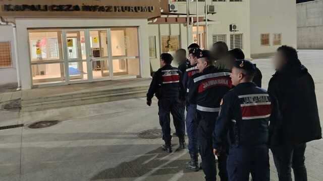 Kuşadası'nda durdurulan minibüsten 20 düzensiz göçmen çıktı
Gözaltına alınan 5 organizatör tutuklandı