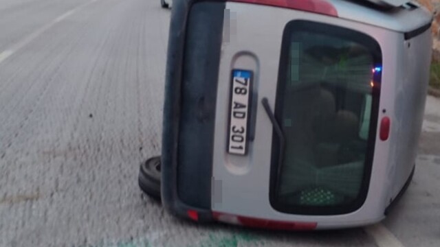 Karabük'te çarpışan otomobillerden biri devrildi: 1 yaralı