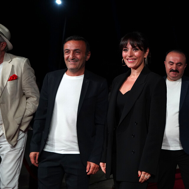 Altın Portakal'da kırmızı halı şıklığı