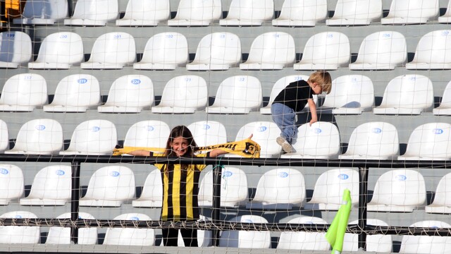Tribünde tek başına, İstanbulspor aşkı mesafe tanımıyor