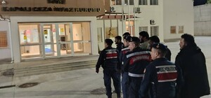 Yolda durdurulan minibüste 20 kaçak göçmen yakalandı; 5 organizatör tutuklandı