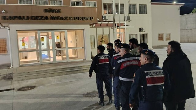Yolda durdurulan minibüste 20 kaçak göçmen yakalandı; 5 organizatör tutuklandı