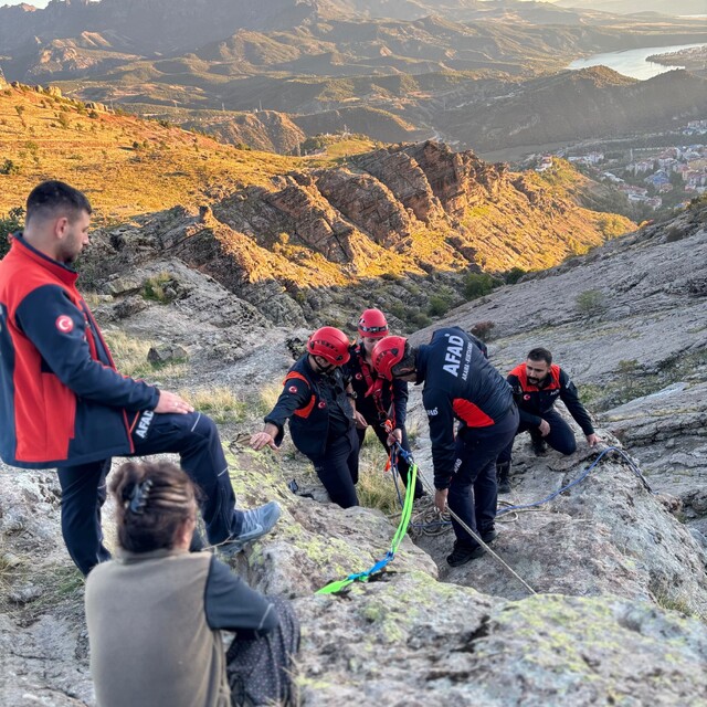 Tunceli'de kayalıklarda mahsur kalan keçileri AFAD kurtardı