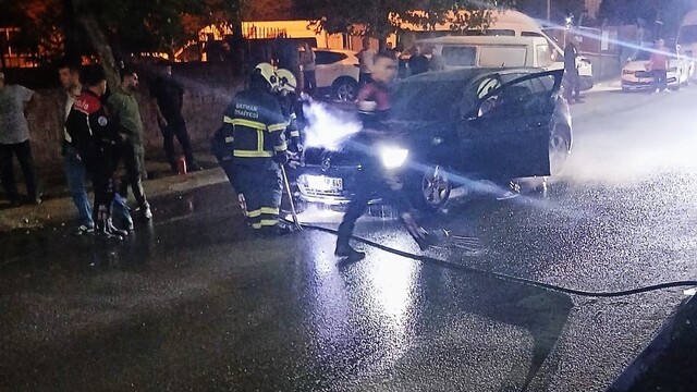 Batman'da seyir halindeki otomobil alev aldı